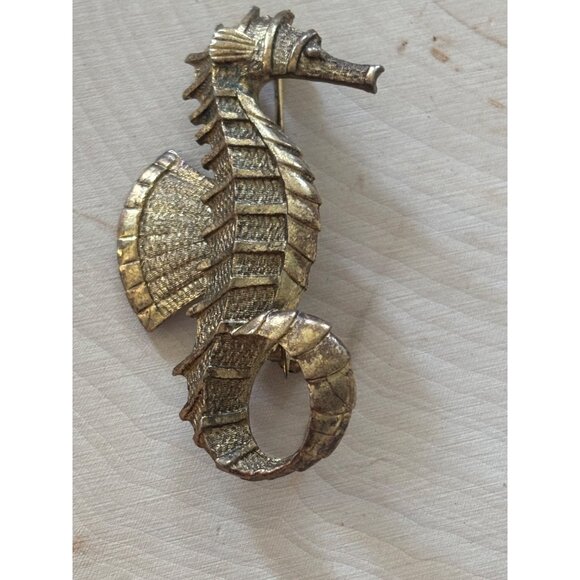 Vintage Gold-Toned Seahorse Brooch Pin Jewelry Accessory Nautical Statement - Picture 3 of 8